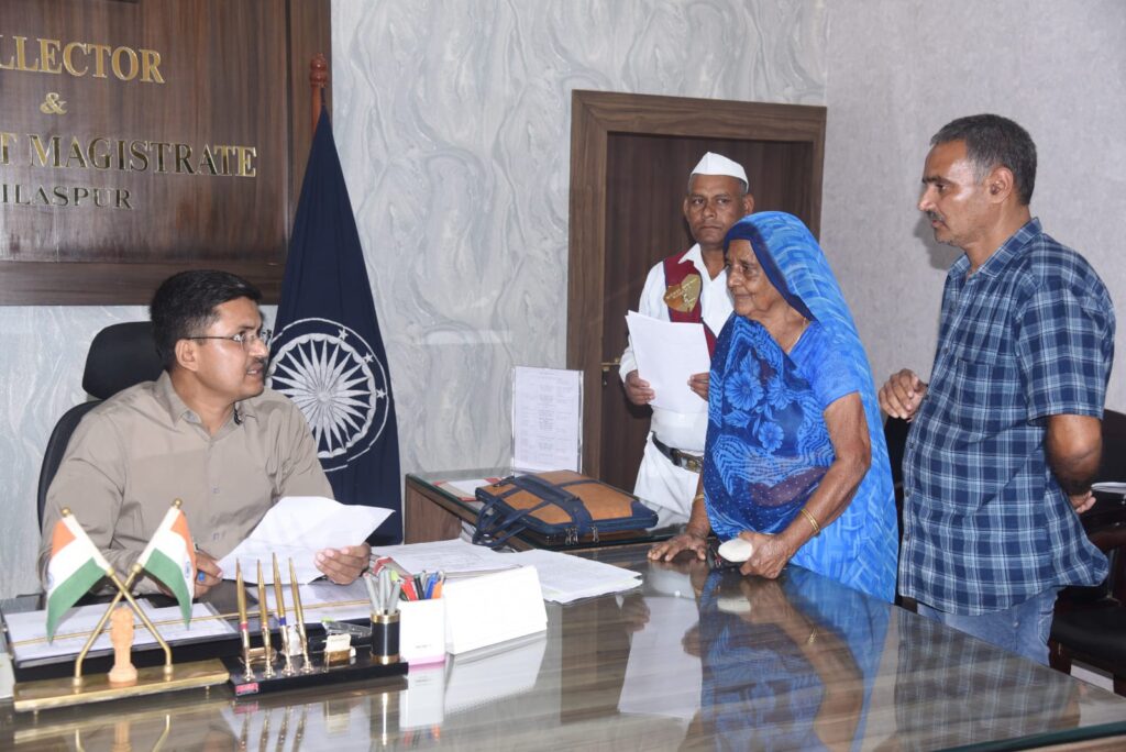 Dcgnews WhatsApp-Image-2024-11-11-at-4.59.57-PM-1024x684 साप्ताहिक जनदर्शन में कलेक्टर अवनीश शरण ने सुनीं 200 लोगों की समस्याएं, मौके पर समाधान के निर्देश