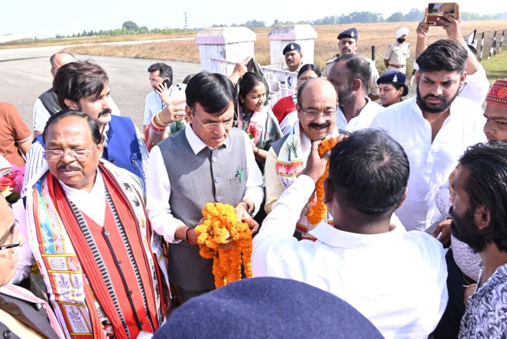 Dcgnews WhatsApp-Image-2024-11-13-at-10.43.30-AM-1-1024x684 केंद्रीय मंत्री डॉ. मनसुख मांडविया जशपुर पहुँचे, भगवान बिरसा मुंडा की जयंती पर "माटी के वीर पदयात्रा" में होंगे शामिल
