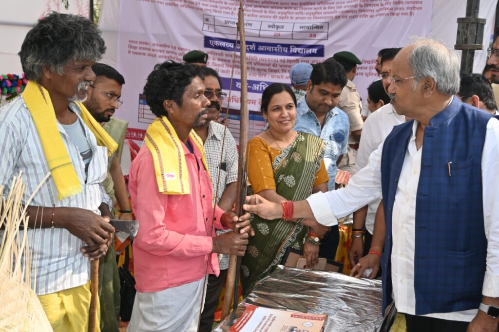 Dcgnews WhatsApp-Image-2024-11-15-at-5.33.19-PM-1-1024x682 बलौदाबाजार में जनजातीय गौरव दिवस भगवान बिरसा मुंडा की 150वीं जयंती पर विशेष आयोजन , बृजमोहन अग्रवाल ने किया शुभारंभ
