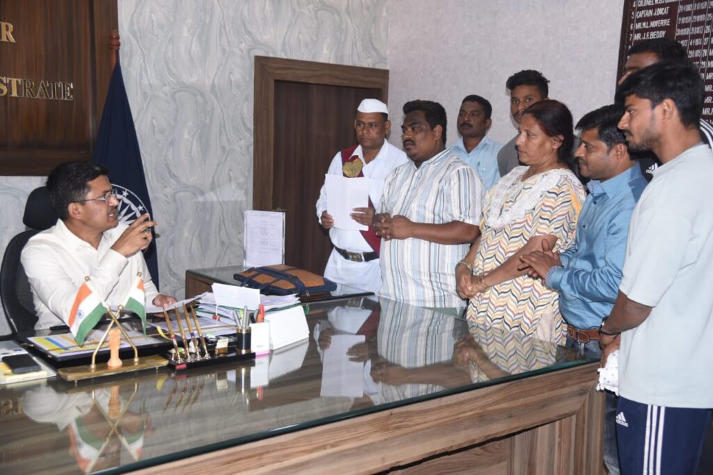 Dcgnews WhatsApp-Image-2024-11-18-at-6.29.25-PM-1024x683 बिलासपुर कलेक्टर के साप्ताहिक जनदर्शन में समस्याओं का त्वरित समाधान