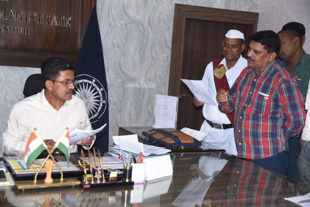 Dcgnews WhatsApp-Image-2024-11-18-at-6.29.26-PM-1024x683 बिलासपुर कलेक्टर के साप्ताहिक जनदर्शन में समस्याओं का त्वरित समाधान