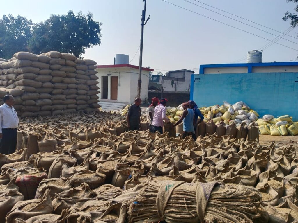 Dcgnews WhatsApp-Image-2024-11-21-at-3.56.54-PM-2-1024x768 बिलासपुर में धान खरीदी किसानों के लिए सुगम और व्यवस्थित प्रक्रिया धान उपार्जन केन्द्रों में किसानों को समर्थन मूल्य और सुविधाओं का मिल रहा लाभ