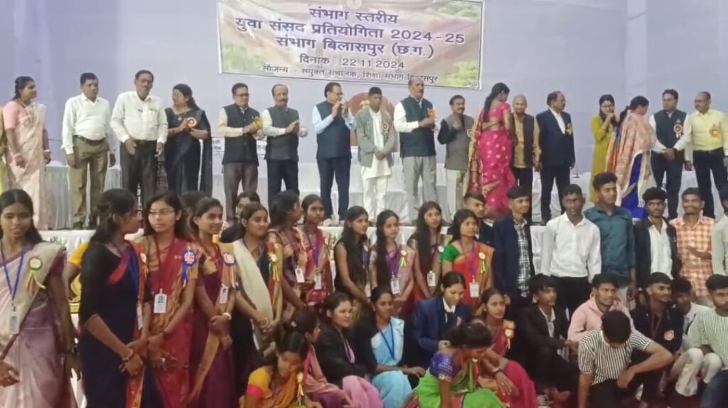 Dcgnews WhatsApp-Image-2024-11-22-at-9.12.06-PM-1024x574 बिलासपुर संभाग स्तरीय युवा सांसद प्रतियोगिता 2024-25 युवा सांसद कार्यक्रम में बच्चों ने निभाई सांसद की भूमिका