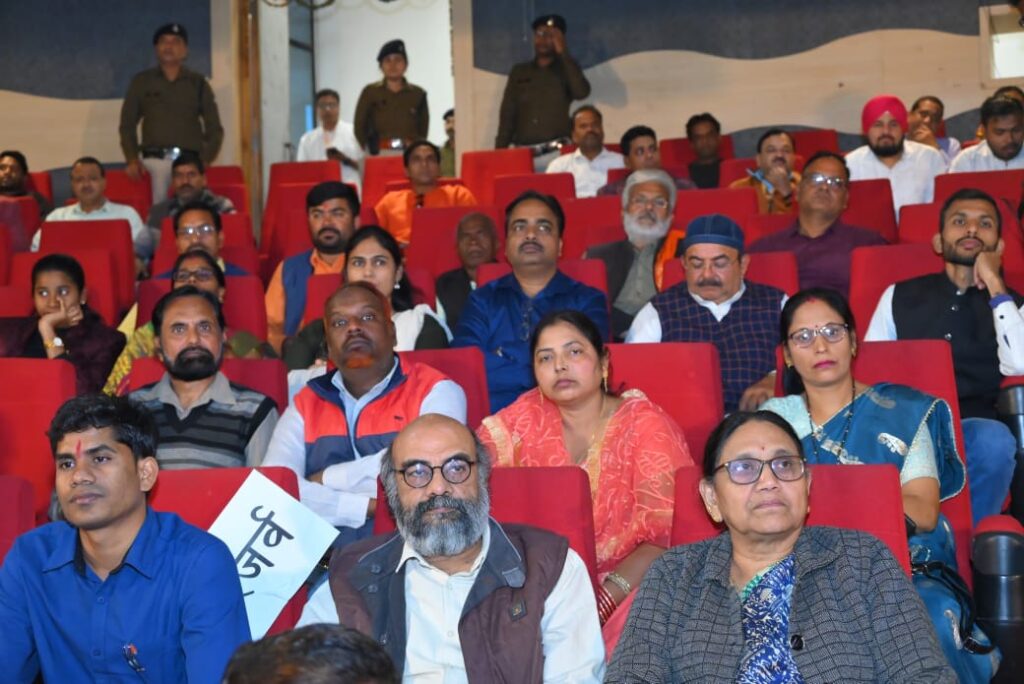 Dcgnews WhatsApp-Image-2024-11-23-at-6.33.11-PM-1024x684 नवप्रदेश समाचार पत्र के 10वें स्थापना दिवस पर मुख्यमंत्री ने किया उत्कृष्ट व्यक्तियों का सम्मान