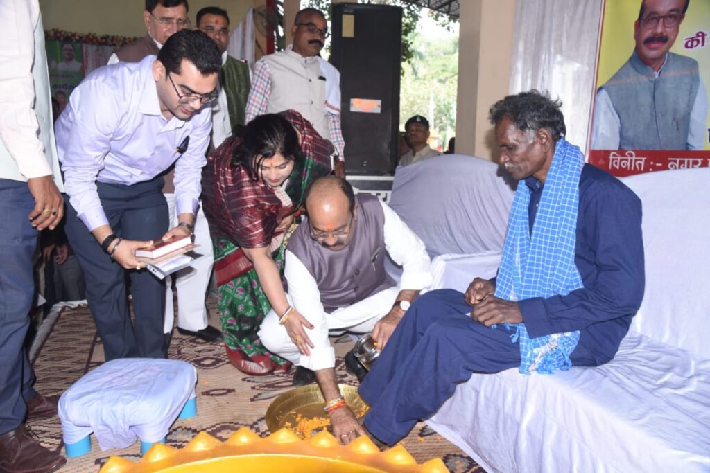Dcgnews WhatsApp-Image-2024-11-25-at-10.34.14-AM-1-1024x683 उप मुख्यमंत्री अरुण साव को लड्डुओं से तोला गया, हितग्राहियों को सौंपे मकानों की चाबी