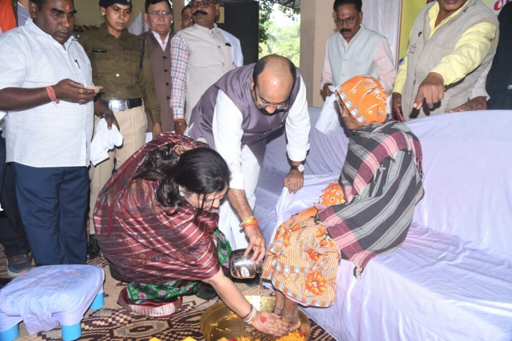 Dcgnews WhatsApp-Image-2024-11-25-at-10.34.14-AM-1024x683 उप मुख्यमंत्री अरुण साव को लड्डुओं से तोला गया, हितग्राहियों को सौंपे मकानों की चाबी