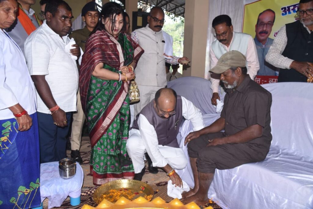 Dcgnews WhatsApp-Image-2024-11-25-at-10.34.15-AM-3-1024x683 उप मुख्यमंत्री अरुण साव को लड्डुओं से तोला गया, हितग्राहियों को सौंपे मकानों की चाबी