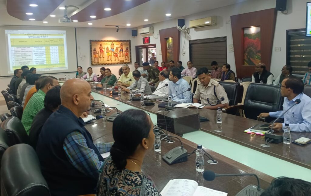 Dcgnews WhatsApp-Image-2024-11-25-at-5.20.05-PM-1024x646 धान खरीदी केंद्रों पर किसानों की समस्याओं का तुरंत समाधान कलेक्टर श्री अवनीश शरण