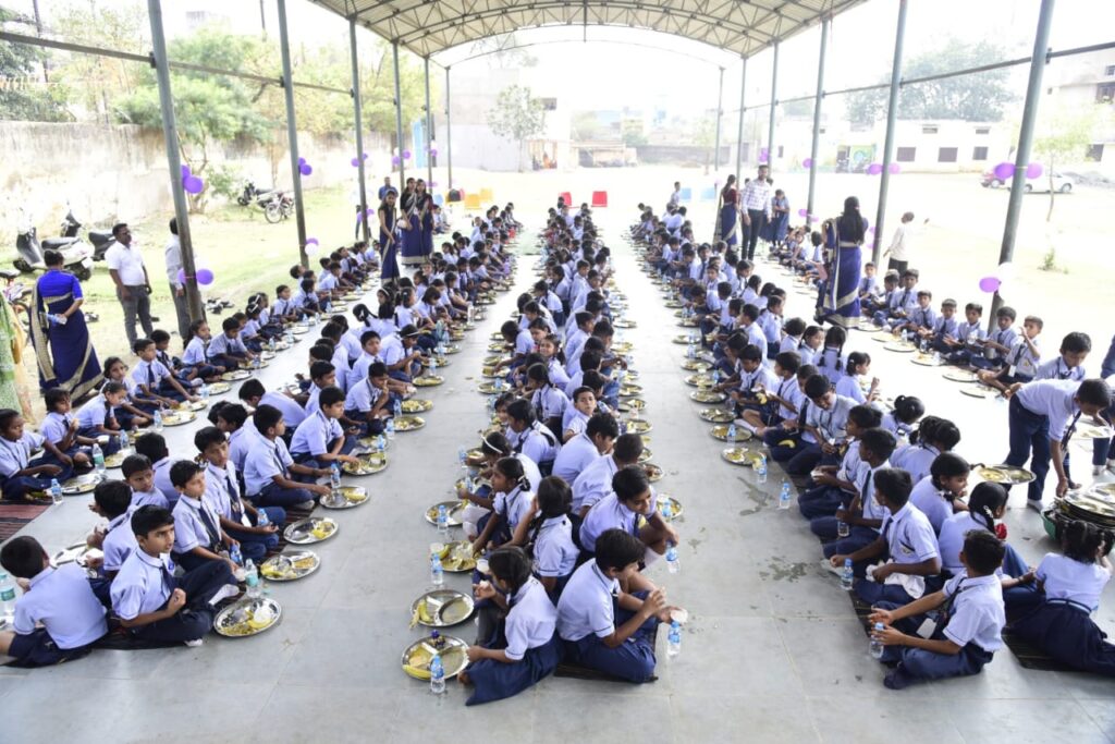 Dcgnews WhatsApp-Image-2024-11-27-at-6.29.32-PM-1024x683 छत्तीसगढ़ में न्योता भोज बच्चों के लिए स्वादिष्ट और पौष्टिक भोजन की अनूठी पहल