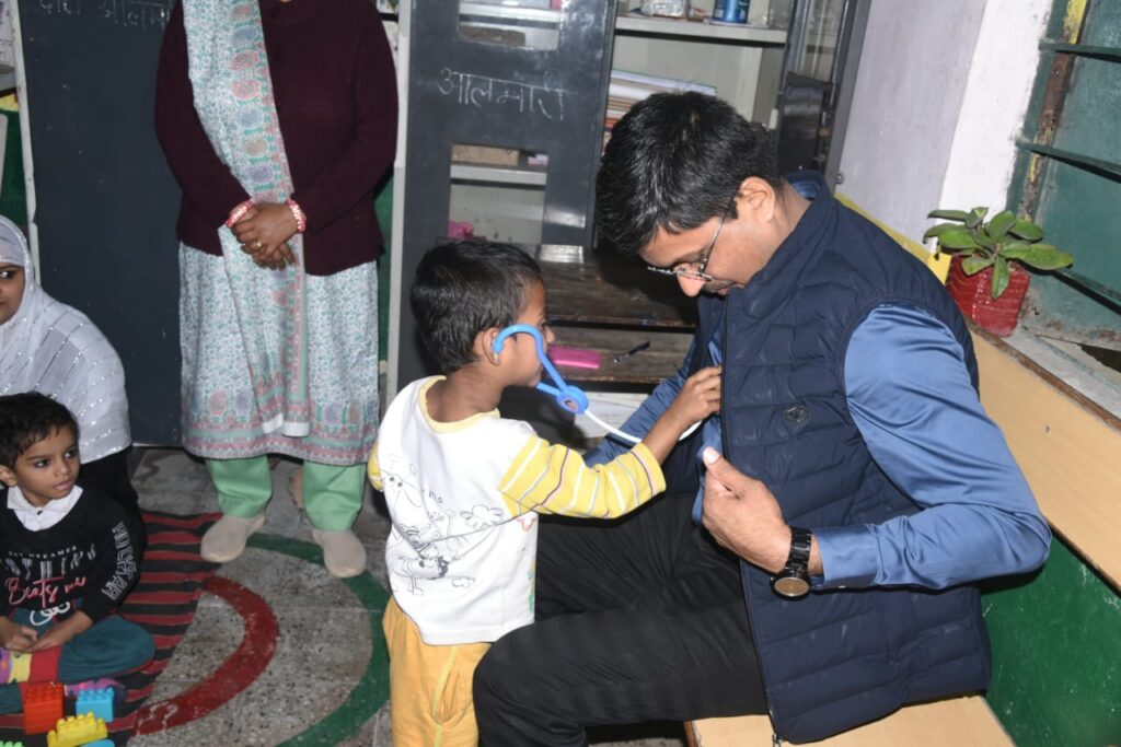 Dcgnews WhatsApp-Image-2024-11-30-at-1.04.07-PM-1024x683 बिलासपुर कलेक्टर का आंगनबाड़ी निरीक्षण आयुष्मान कार्ड और सिकल सेल जांच पर जोर