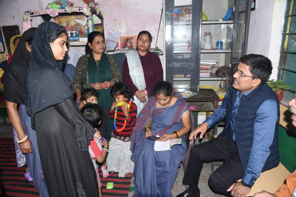 Dcgnews WhatsApp-Image-2024-11-30-at-1.04.11-PM-1-1024x683 बिलासपुर कलेक्टर का आंगनबाड़ी निरीक्षण आयुष्मान कार्ड और सिकल सेल जांच पर जोर