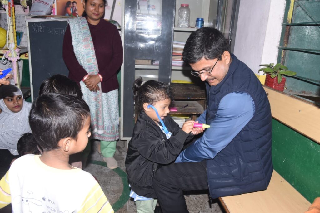 Dcgnews WhatsApp-Image-2024-11-30-at-1.04.12-PM-1-1024x683 बिलासपुर कलेक्टर का आंगनबाड़ी निरीक्षण आयुष्मान कार्ड और सिकल सेल जांच पर जोर