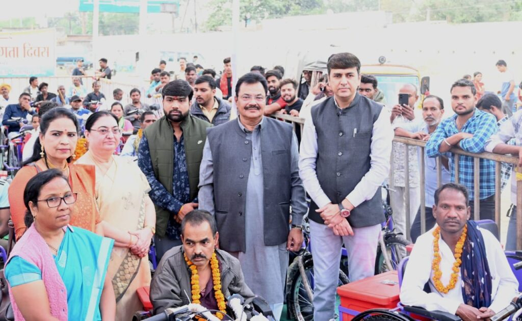 Dcgnews WhatsApp-Image-2024-12-03-at-6.56.25-PM-1024x630 अंतर्राष्ट्रीय दिव्यांगजन दिवस बिलासपुर में 133 दिव्यांगों को सहायक उपकरण और पुरस्कार वितरित