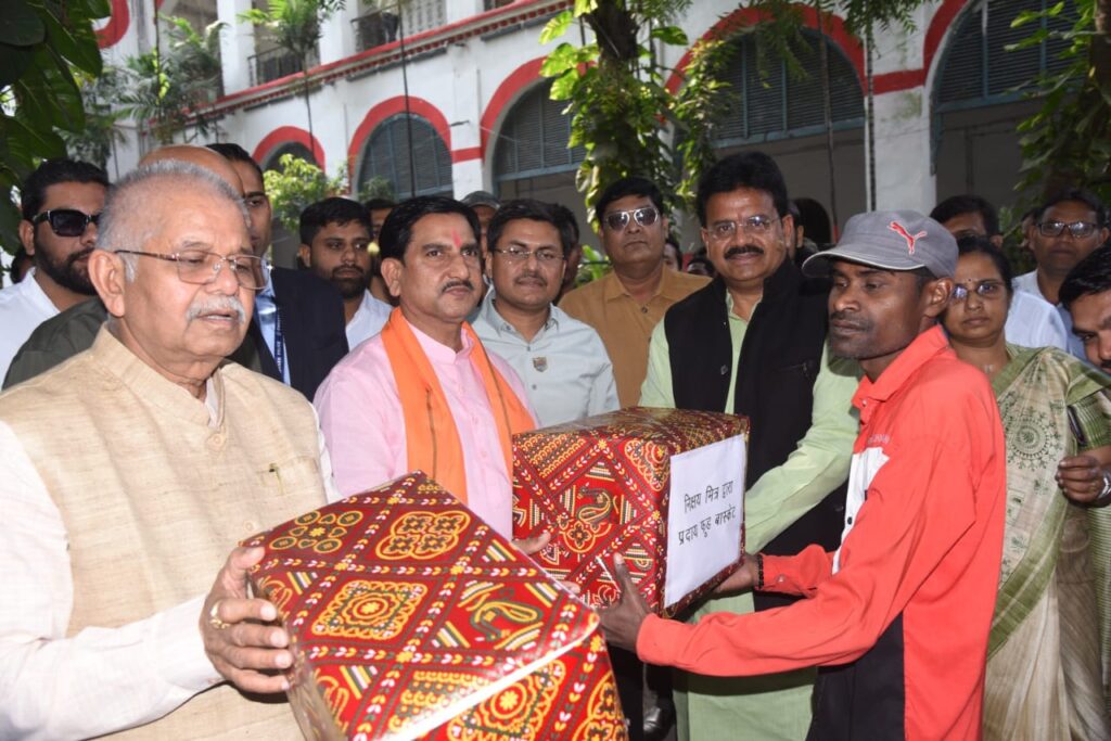 Dcgnews WhatsApp-Image-2024-12-07-at-6.29.37-PM-1024x683 केंद्रीय मंत्री तोखन साहू ने निक्षय प्रचार वाहनों को दिखाई हरी झंडी टीबी और कुष्ठ रोग जागरूकता पर जोर