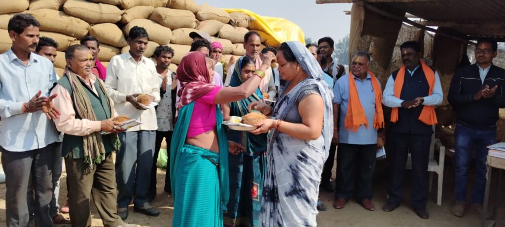 Dcgnews WhatsApp-Image-2024-12-19-at-5.13.44-PM-1024x461 कृषक सम्मान सह संगोष्ठी: सिरियाडीह में कृषि योजनाओं की जानकारी और सम्मान कार्यक्रम आयोजित
