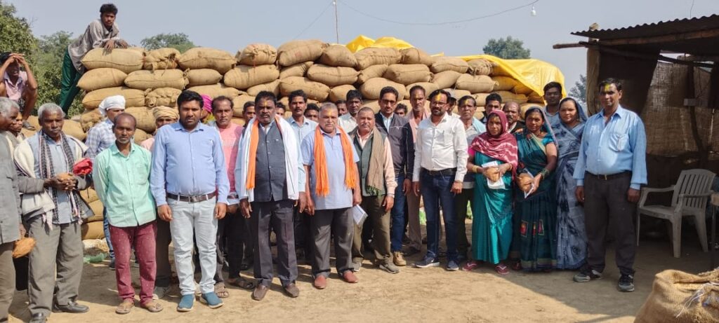 Dcgnews WhatsApp-Image-2024-12-19-at-5.13.44-PM-2-1024x461 कृषक सम्मान सह संगोष्ठी: सिरियाडीह में कृषि योजनाओं की जानकारी और सम्मान कार्यक्रम आयोजित