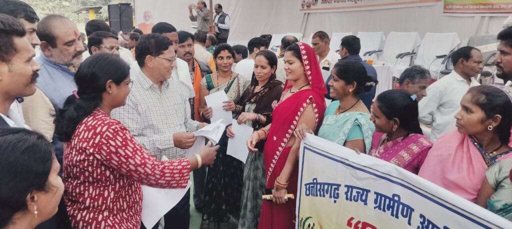 Dcgnews WhatsApp-Image-2024-12-21-at-7.58.36-PM-1-1024x458 मस्तुरी में विशाल किसान सम्मेलन: कृषक उन्नति योजना और अन्य योजनाओं का लाभ किसानों तक पहुंचा