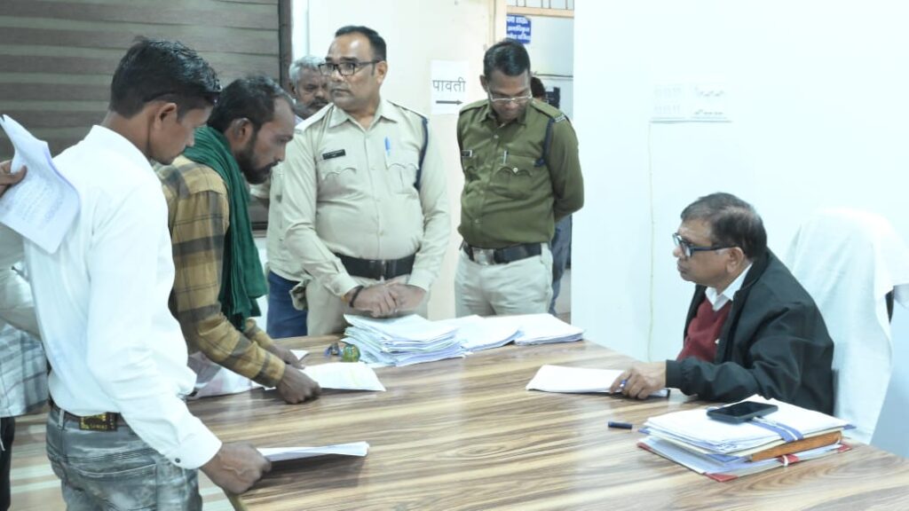 Dcgnews WhatsApp-Image-2024-12-23-at-6.09.15-PM-1024x576 तखतपुर: भूमि विवाद, हेराफेरी और सरकारी योजनाओं की अनदेखी पर कार्रवाई के निर्देश