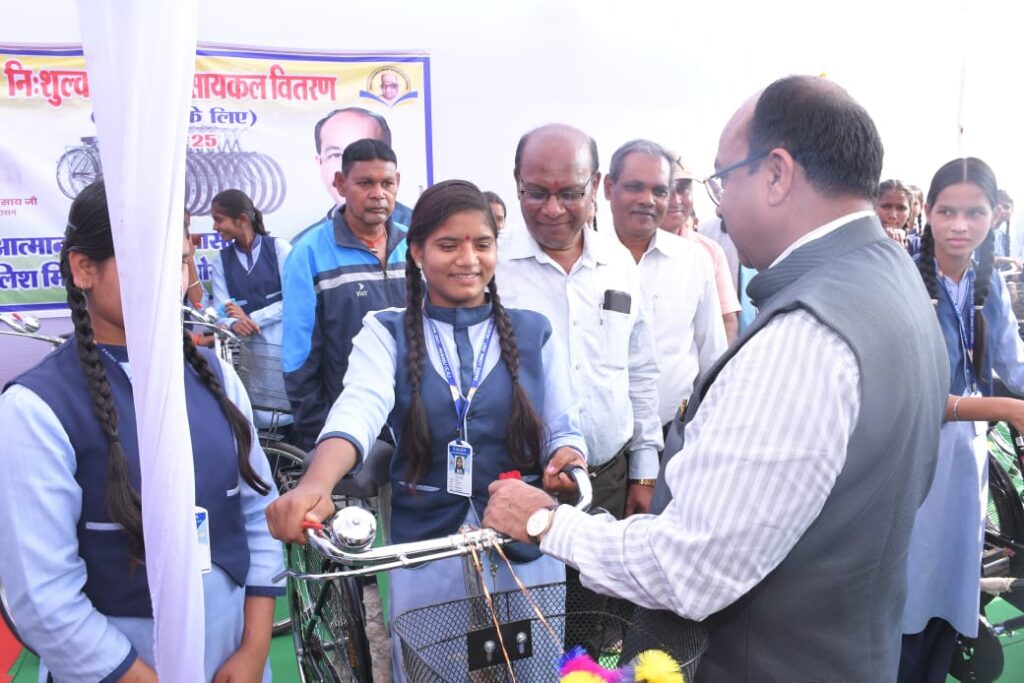 Dcgnews WhatsApp-Image-2024-12-23-at-9.03.46-PM-1024x683 "सरस्वती सायकल योजना: छात्राओं को निःशुल्क साइकिल देकर शिक्षा को मिली नई रफ्तार"