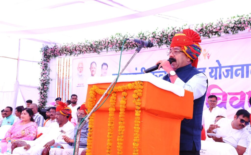 Dcgnews WhatsApp-Image-2025-03-27-at-5.38.57-PM-1024x634 उप मुख्यमंत्री श्री अरुण साव सामूहिक विवाह में हुए शामिल, नवविवाहितों को बधाई और शुभकामनाएं दीं