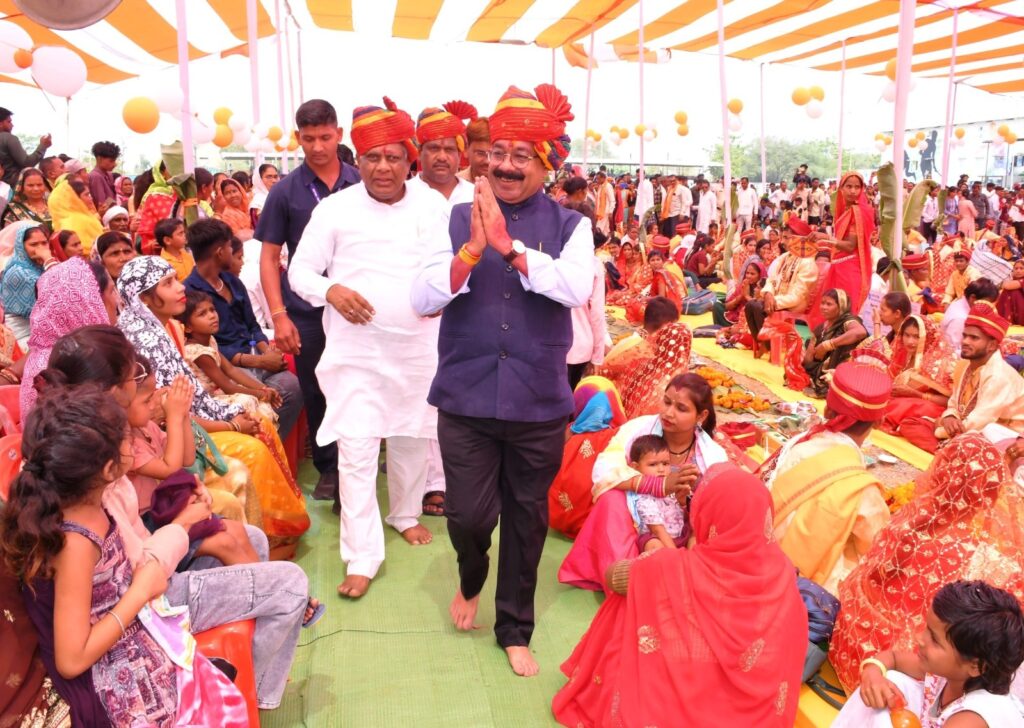 Dcgnews WhatsApp-Image-2025-03-27-at-5.38.59-PM-1024x728 उप मुख्यमंत्री श्री अरुण साव सामूहिक विवाह में हुए शामिल, नवविवाहितों को बधाई और शुभकामनाएं दीं