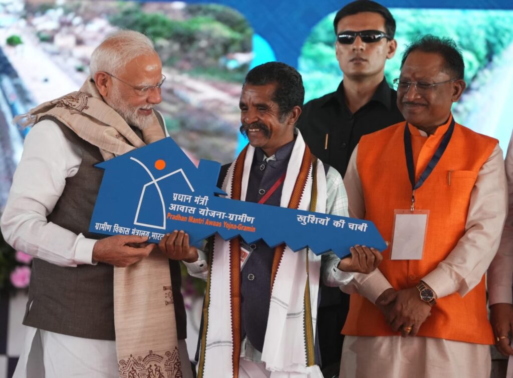 Dcgnews WhatsApp-Image-2025-03-30-at-9.30.26-PM-1024x755 “पक्का मकान बन गया है?” – प्रधानमंत्री श्री नरेंद्र मोदी के सवाल पर मुस्कराए दल्लु राम बैगा, कहा – “हां, बन गया है”