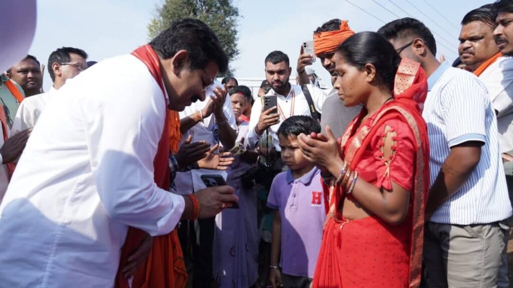 Dcgnews WhatsApp-Image-2025-04-16-at-6.40.04-PM-1024x576 उपमुख्यमंत्री श्री शर्मा बस्तर जिले के ग्राम शासनकचौरा और हलबा कचौरा में स्वयं हितग्राहियों के घर पहुँचकर किया सर्वे